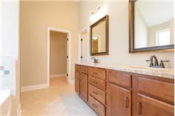 Building Photo - Beautiful 5 Bedroom, 3 Bath home located n...