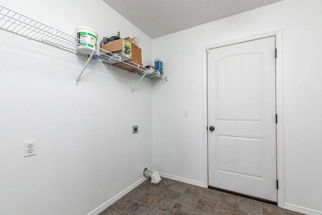 Building Photo - Welcome to your future home in Hollister, ...