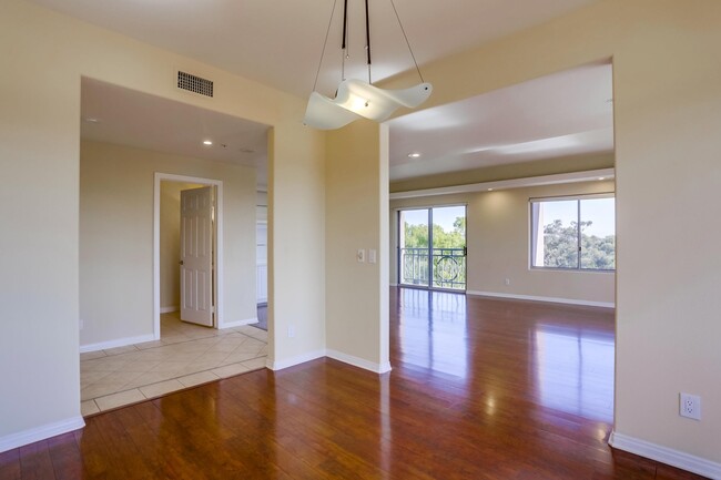 Building Photo - Amazing views from this gorgeous Bankers H...