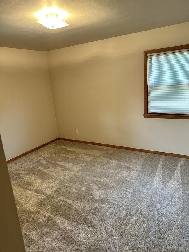 Building Photo - 2071 Maple Rd