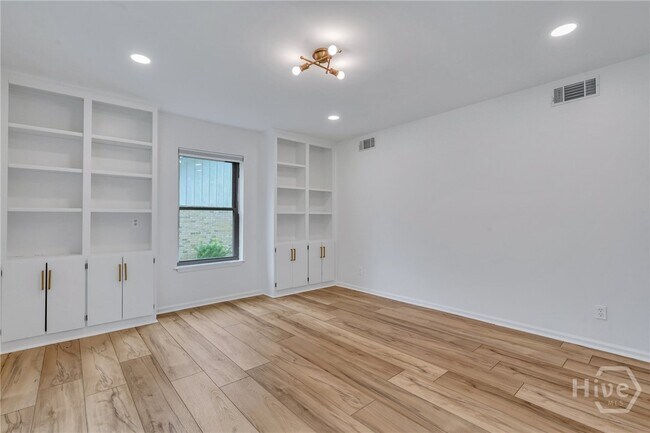 Building Photo - 1015 Mill Hill Rd