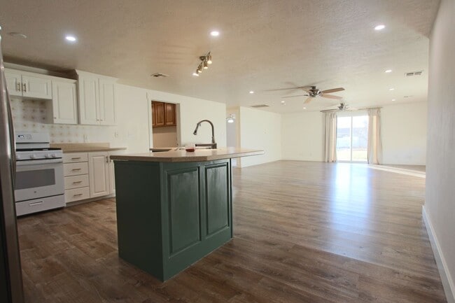 Building Photo - Downtown Washington - (Approved) Pet Optional