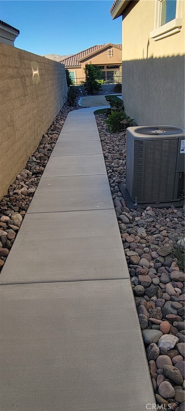 Building Photo - 82 Burgundy