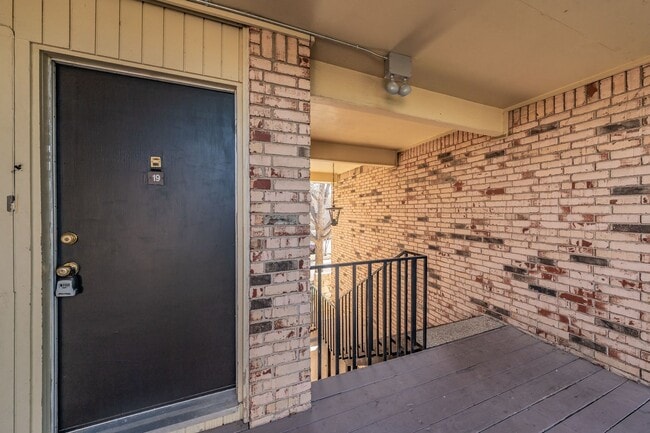 Building Photo - Updated Two Bedroom and One and Half Bathrooms apartment upstairs in the Cultural District!