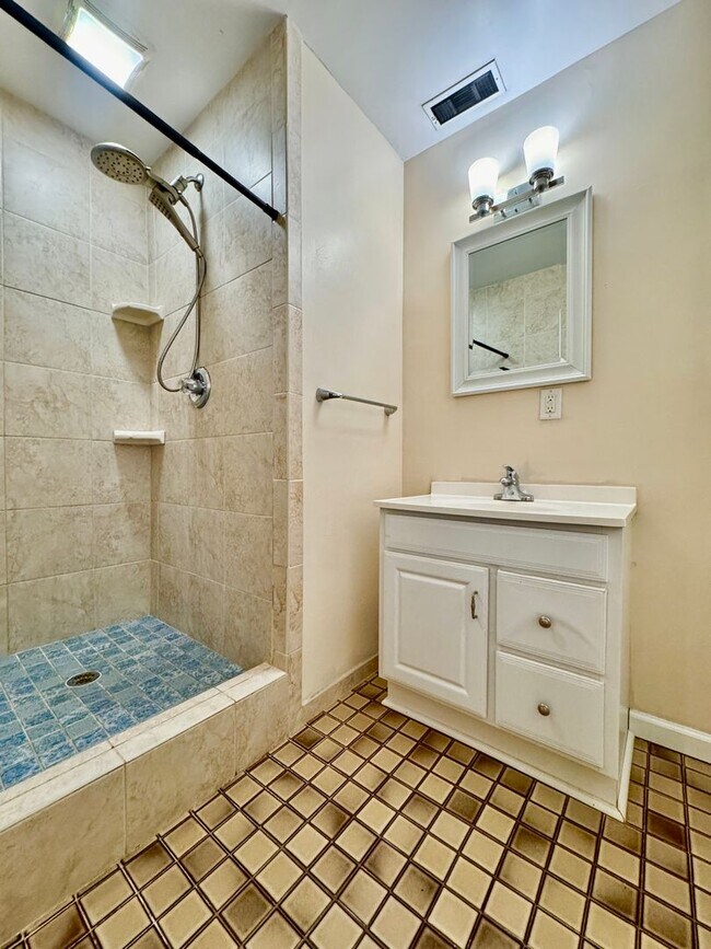 Building Photo - Beautiful Ranch Style Home