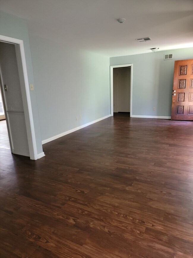 Building Photo - 3 bedroom 2 Bathroom Home