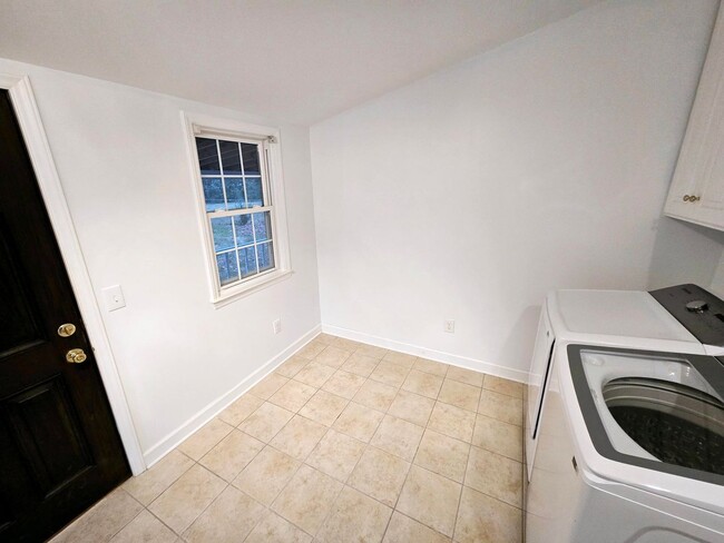 Building Photo - Charming 3-Bedroom Rental Home in Burlingt...