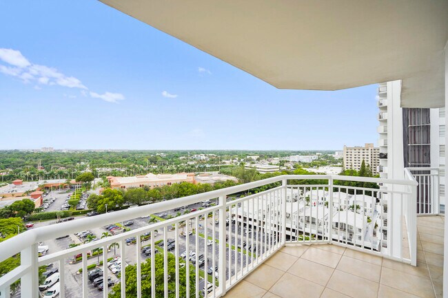 Building Photo - 18051 Biscayne Blvd