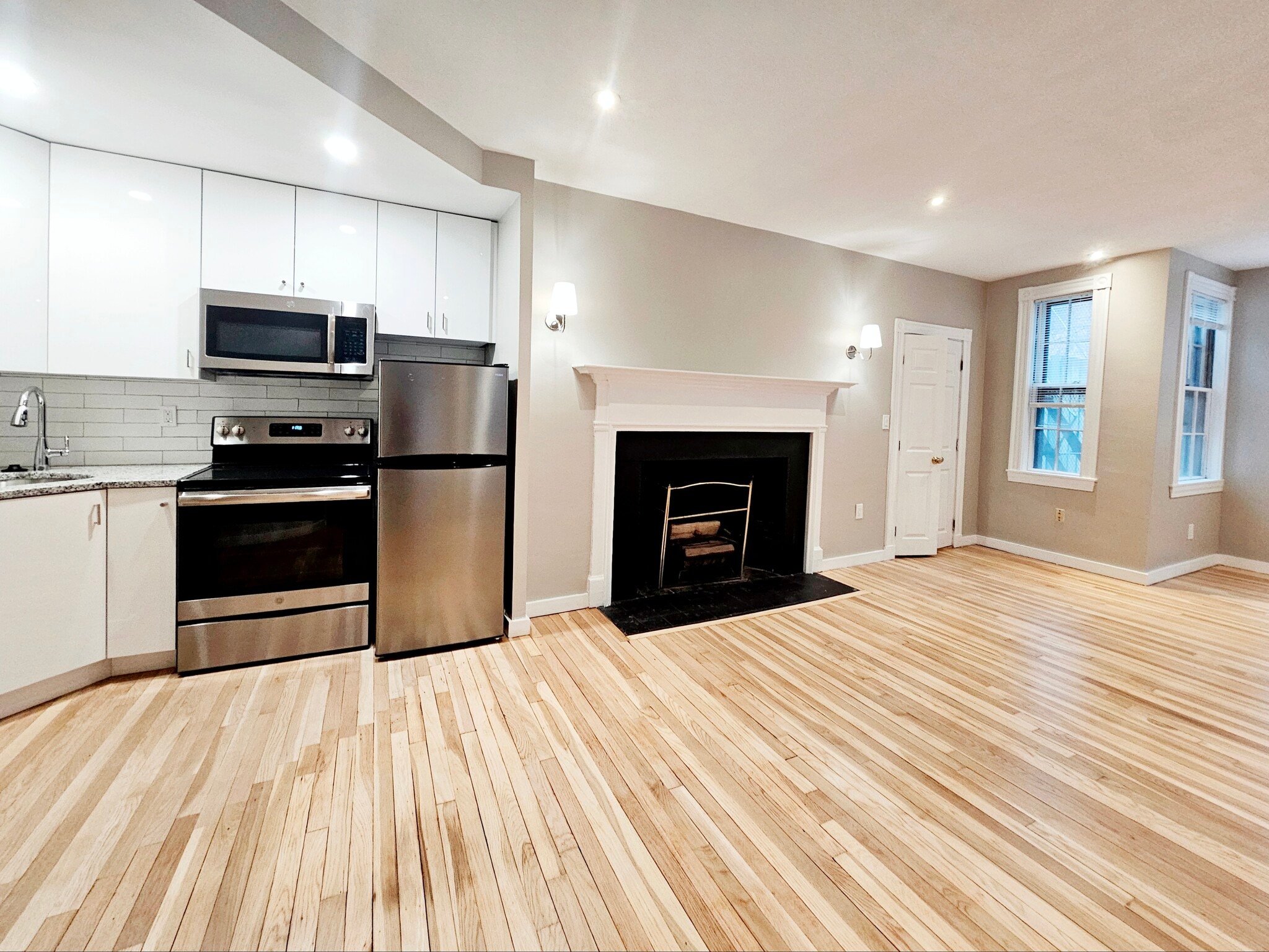 Building Photo - 82 Phillips St