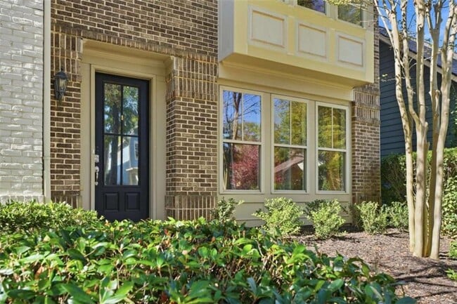 Building Photo - 9931 Mancunian Way