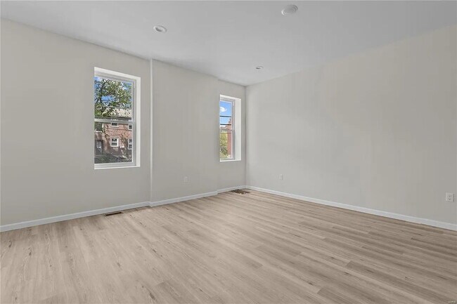 Building Photo - Gorgeous Three Bedrooms\ with IN-UNIT Laun...