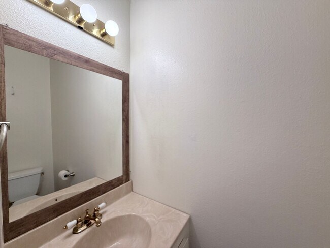 Building Photo - 5700 Baltimore-208