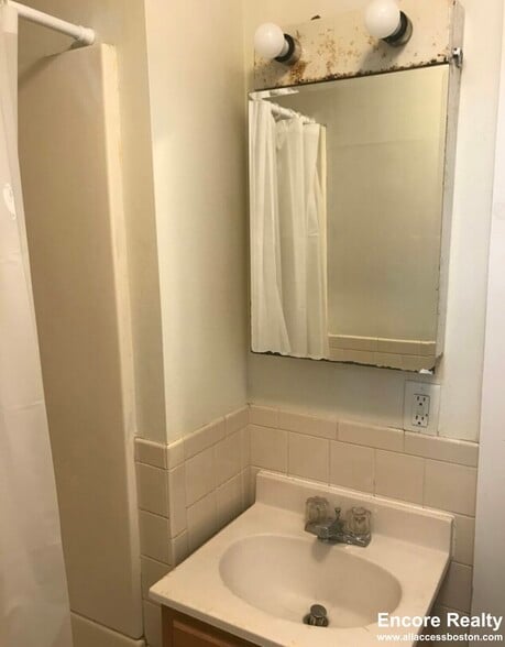 Building Photo - 533 Newbury St