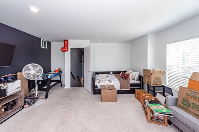 Building Photo - 4 Bedroom, 3.5 Bathroom Home in Summers Co...