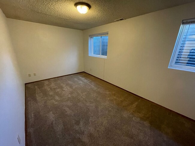 Building Photo - 5 Bedroom D20 Home with Large Backyard