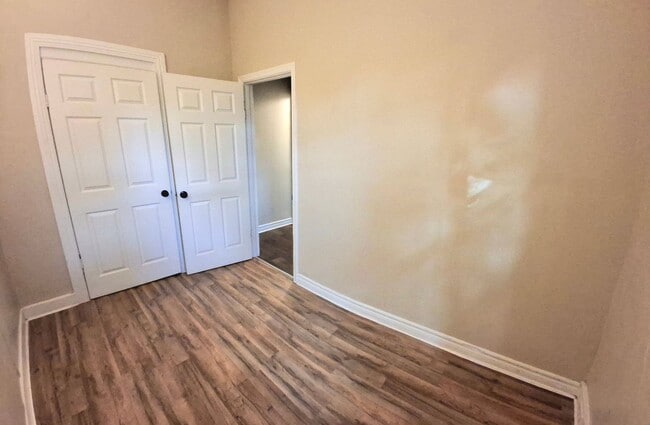 Building Photo - 4 Bedroom 1.5 Bathroom in York!
