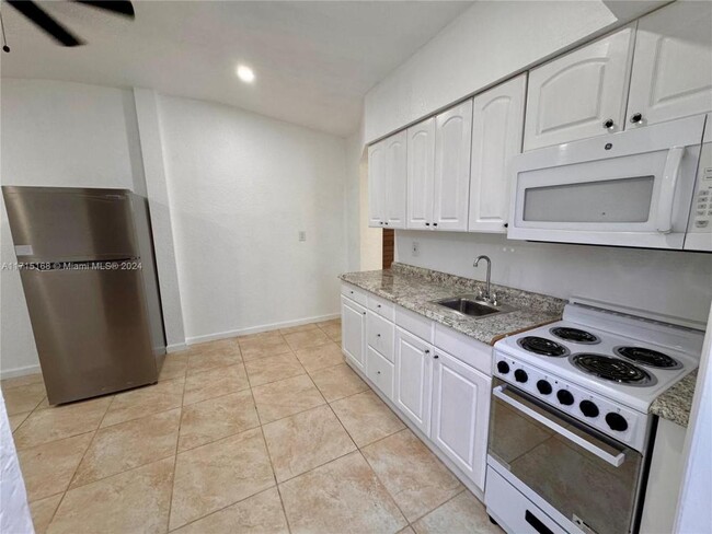 Building Photo - 1 bedroom in Hallandale FL 33009