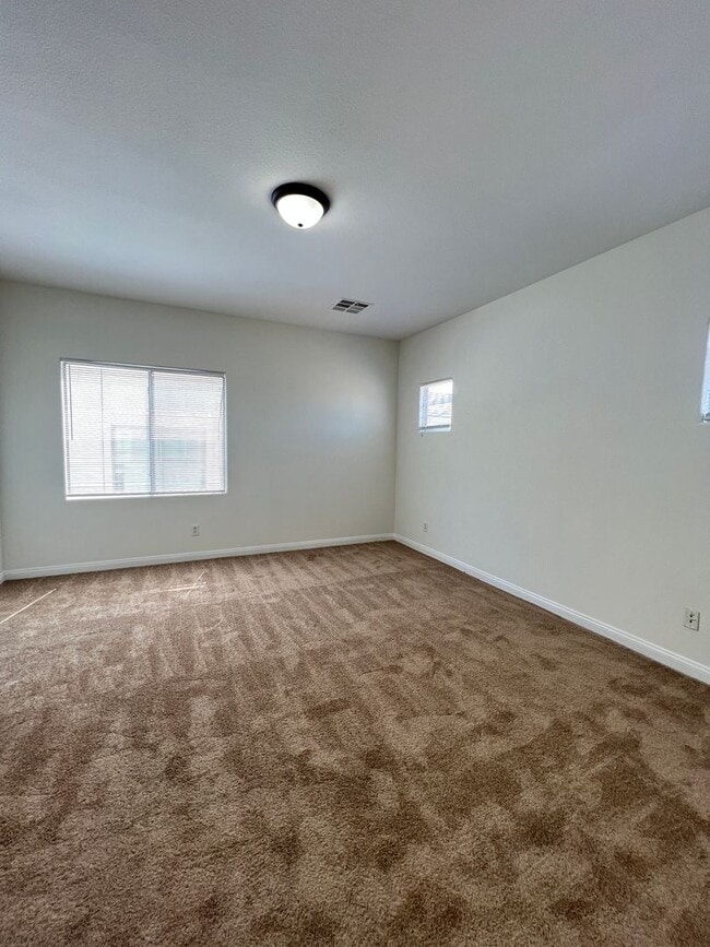 Building Photo - Great 3 bedroom 2.5 Townhouse with a 2 car...