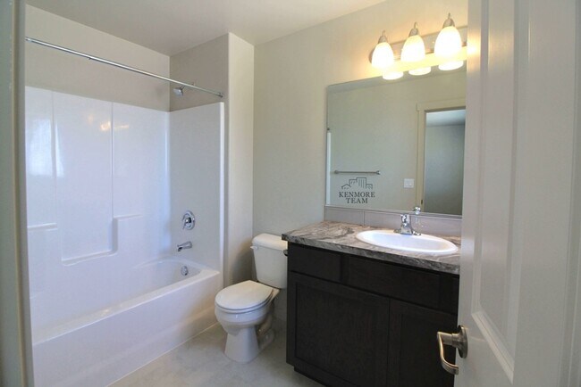 Building Photo - 3 Bedroom, 2.5 Bath Townhome in Kennewick