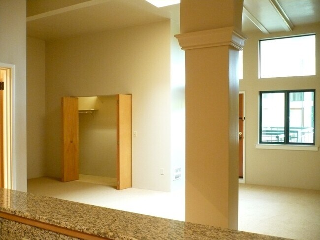 Building Photo - Spacious studio Condo near fairgrounds