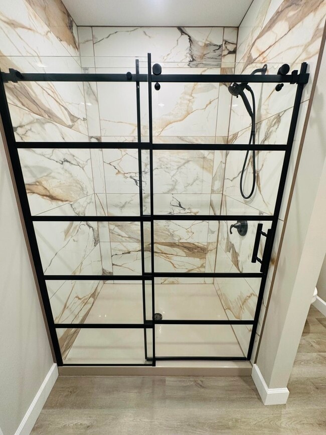 Building Photo - 726 Vine Dr