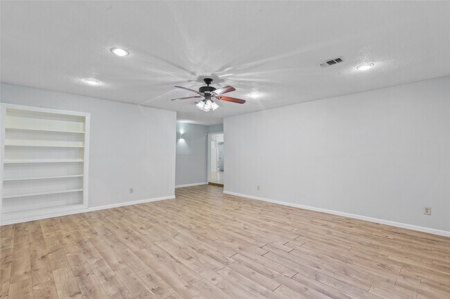 Building Photo - 118 E Thornton Rd
