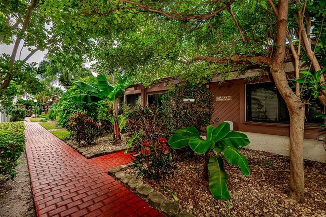 Building Photo - 2621 Parkview Dr S