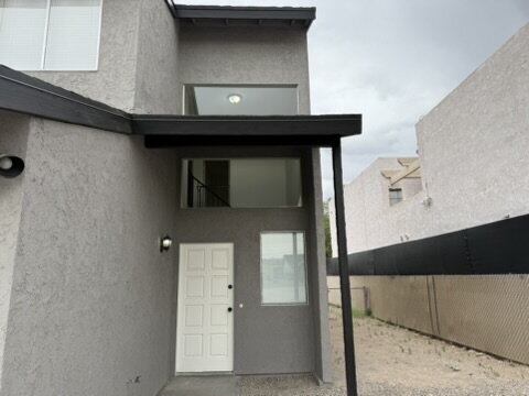 Building Photo - 3 bed 2 bath with garage $1,400 Rent