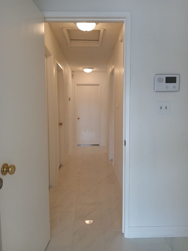 Building Photo - Stylish and Pet-Friendly 3-Bedroom Home in...