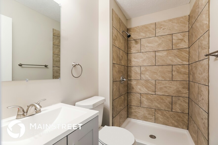 Building Photo - 1104 NE Lindsay Ave