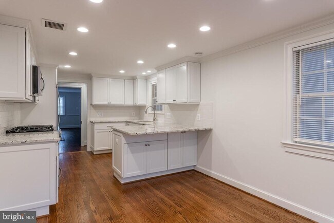 Building Photo - 511 Wilkes St
