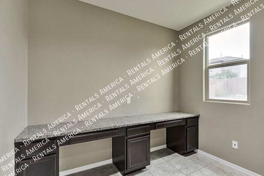 Building Photo - 11042 E Lone Pine Pl