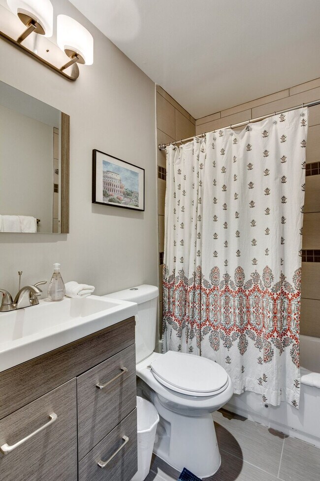 Building Photo - 226 S Hoyne Ave