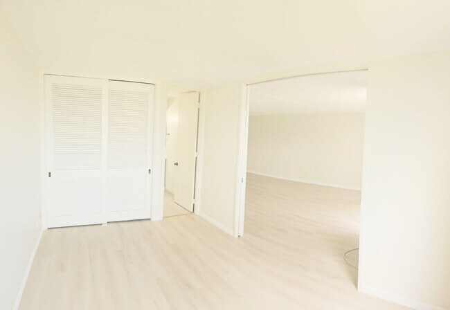 Building Photo - Stunning Newly Renovated 2BR/2BA Condo in Waikiki with Ocean & Mountain Views