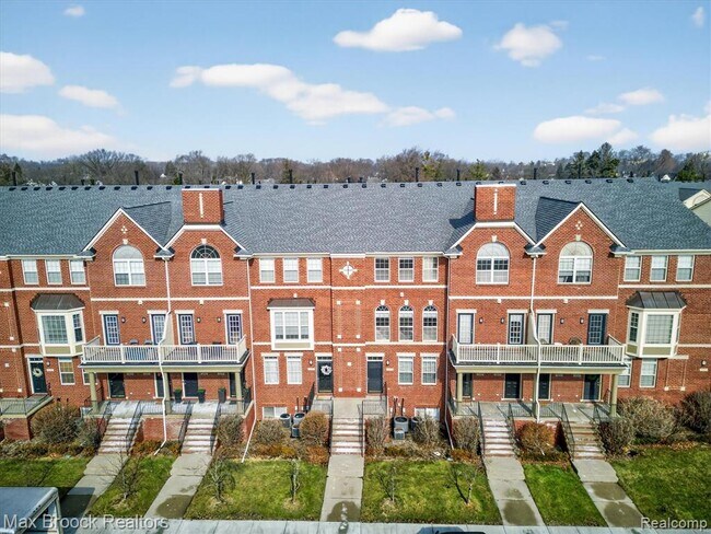 Building Photo - 3255 Camden Dr