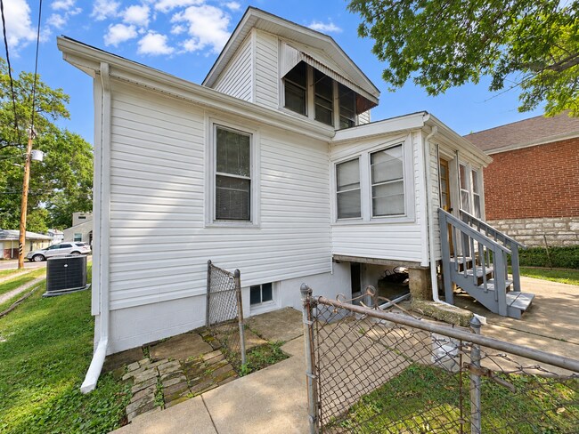 Building Photo - 8611 Vasel Ave