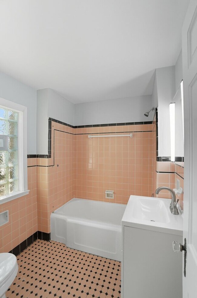 Building Photo - 3 Bedroom, 1.5 Bathroom Home in Cincinnati!