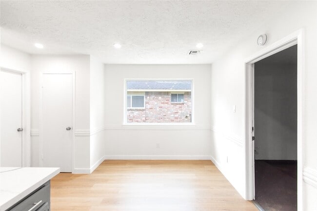 Building Photo - 15707 Amapola Dr