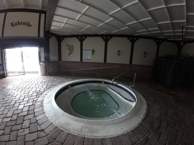 Building Photo - 3720 Inverrary Dr