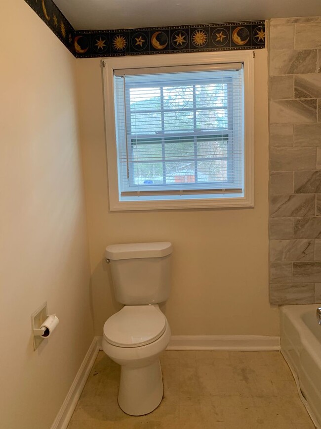 Building Photo - Two Bed Duplex Near Avondale! Great location!