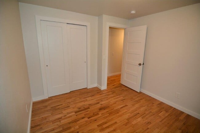 Building Photo - Quiet Kirkland Rambler on large, quiet lot