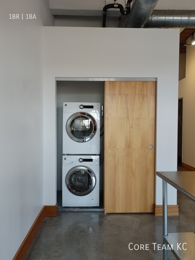 Building Photo - 382 W 22nd St