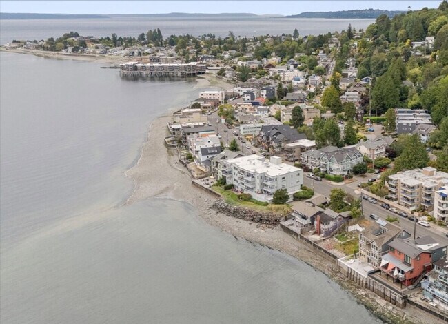 Building Photo - 4136 Beach Dr SW