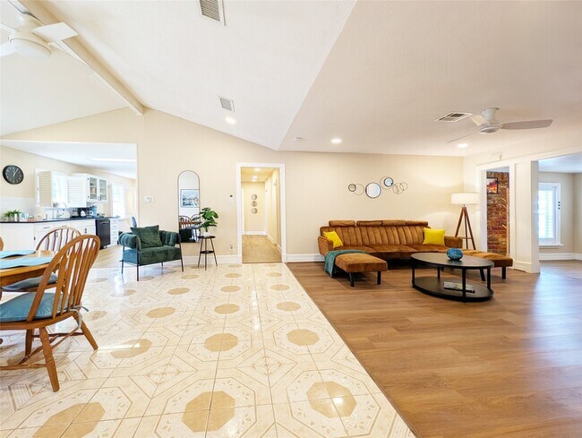 Building Photo - 3215 Royal Oaks Dr