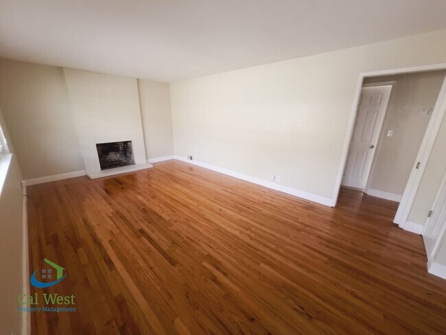 Building Photo - $2,695 - 2 BR/1BA Duplex-Downtown Willow G...