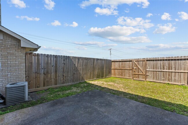 Building Photo - 105 Green Isle Ave