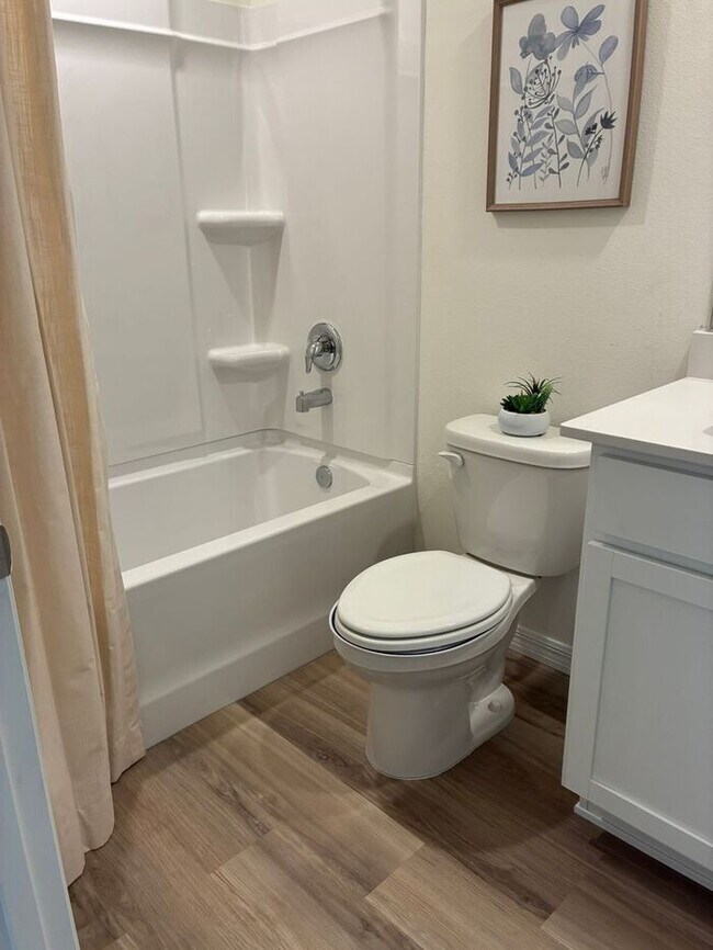 Building Photo - 3 Bedroom, 2.5 Bath Townhome