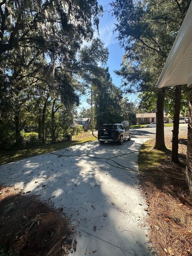 Building Photo - Newly remodeled 4/2 in the Eastgate Commun...