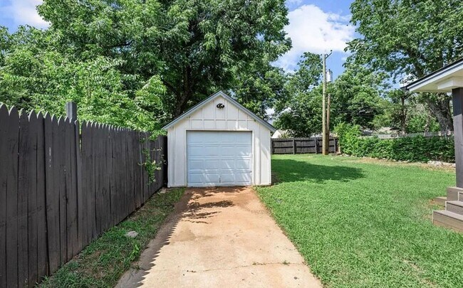 Building Photo - Charming Central OKC/Venice Neighborhood h...
