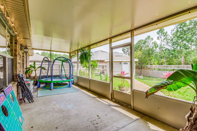 Building Photo - 5 Bed House convenient to Navarre and Hurl...